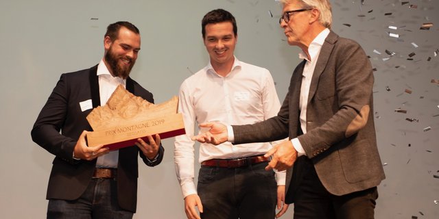 Geosatis gewinnt den Prix Montagne 2019. François Vigier, Kommunikationsbeauftragter Geosatis (links), nimmt den Preis von Jury-Präsident Bernhard Russi entgegen. (Bilder Schweizer Berghilfe)