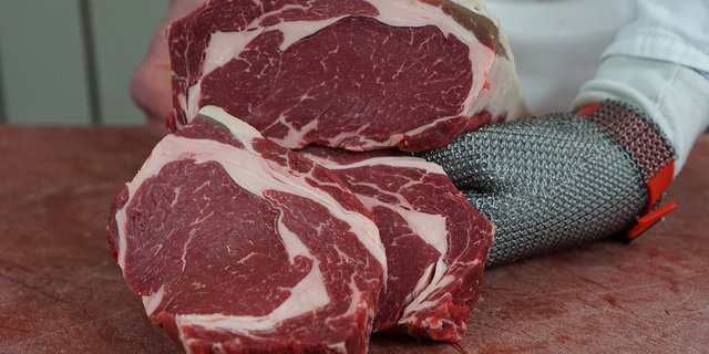 Zum Fleischfachmann kann man sich in einer gewerblichen oder industriellen Metzgerei ausbilden lassen. (Bild Pixabay)