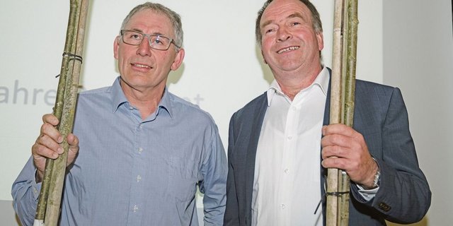 Die stolzen Ehrenmitglieder Daniel Schreiber (l.) und Alois Huber erhielten einen Jubiläumsbaum geschenkt. 