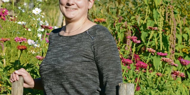 Dina Gafner im Liebegg-Garten vor den Blumen. Das Modul Produkteverarbeitung hat ihr besonders gut gefallen. (Bilder Erika Lüscher)