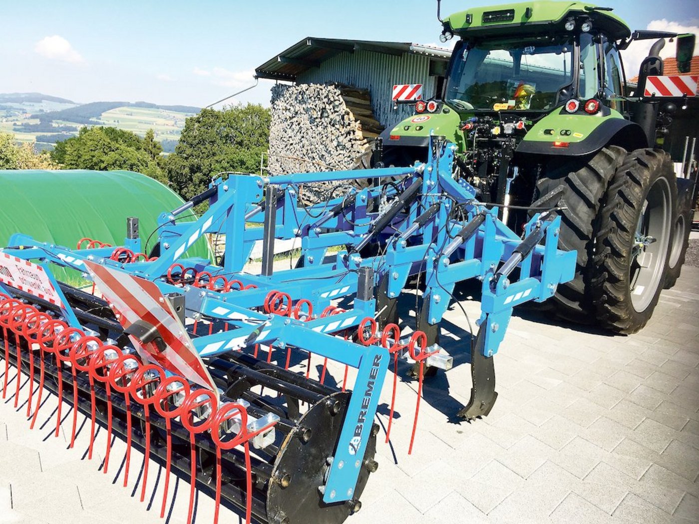 Bis auf eine Tiefe von 40 cm kann der Tiefenlockerer den verdichteten Boden belüften und das mikrobielle Leben mittels Einspritzung von Rottelenker aktivieren. Rund 150 Liter Rottelenker pro Hektare werden dabei aufgewendet. (Bild Krebs)