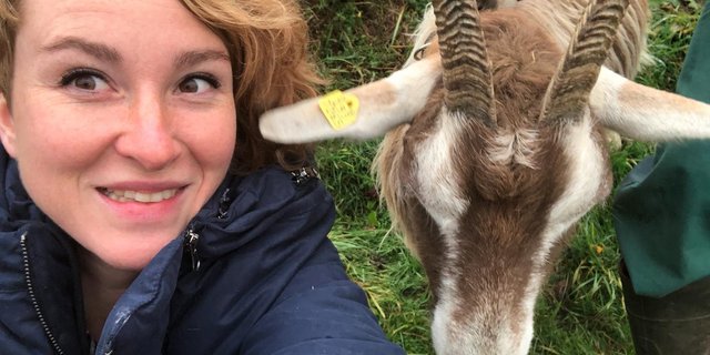 Selfie mit Ziege: Die Aargauer grüne Nationalrätin Irène Kälin will die Ziegen-Enthornung stoppen. (Bild z.V.g.)