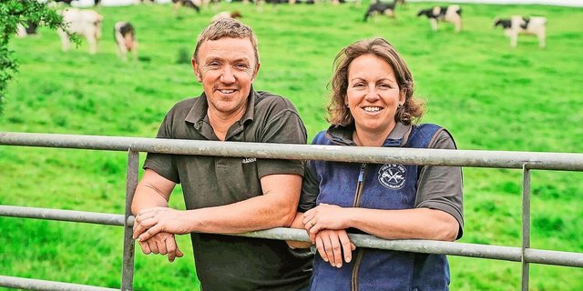 Gewann 2023 in der Kategorie Landwirtschaft: Kate Hoare, im Bild mit Ehemann Kevin, führt im englischen Tideford eine Milchfarm. 