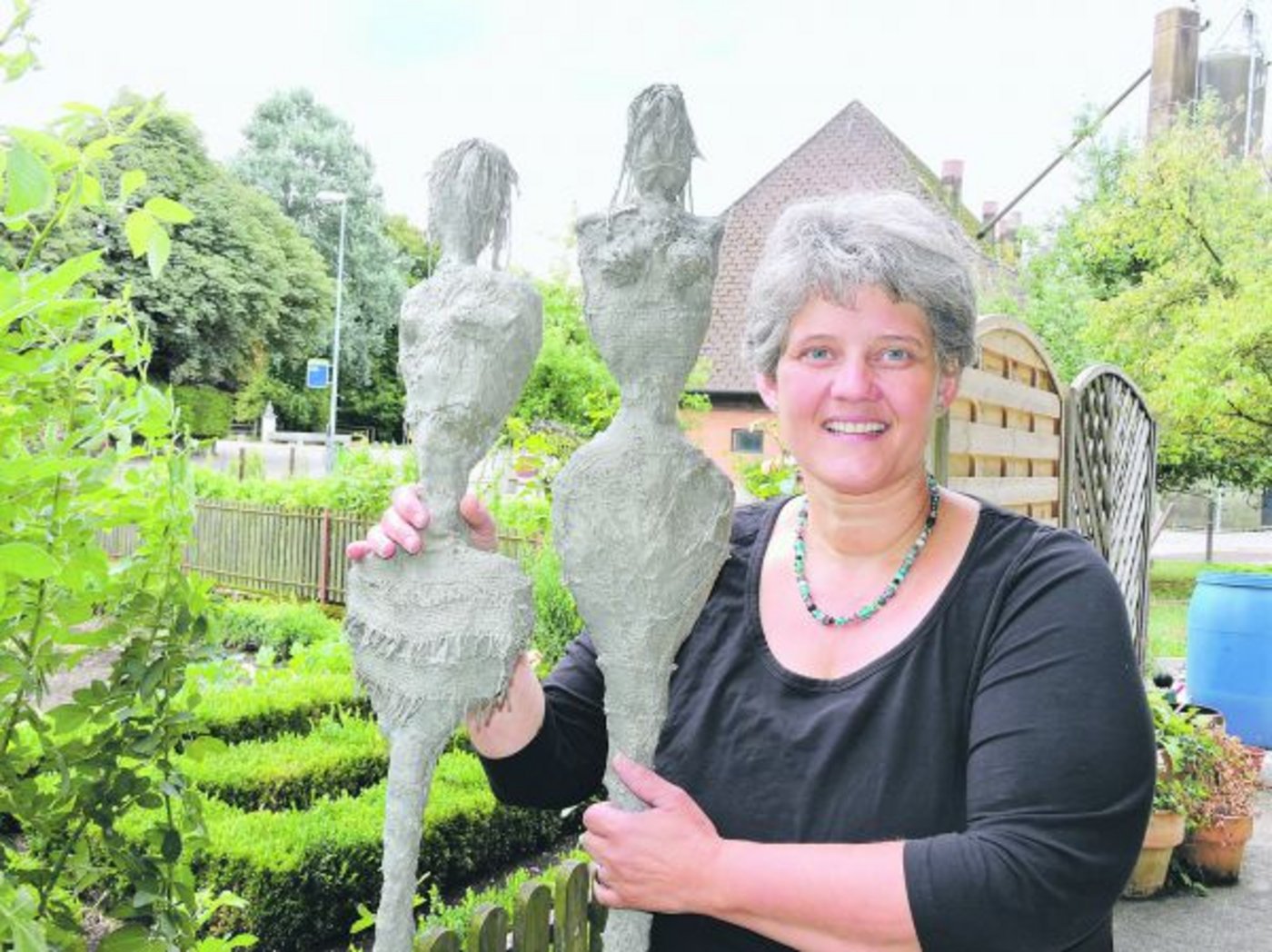 Barbara Kunz weiss den Blick fürs Schöne in ihrem Daheim gekonnt mit speziellen Kunstwerken umzusetzen. Die Zement-Engel hat sie selber gemacht. (Bild Barbara Heiniger)