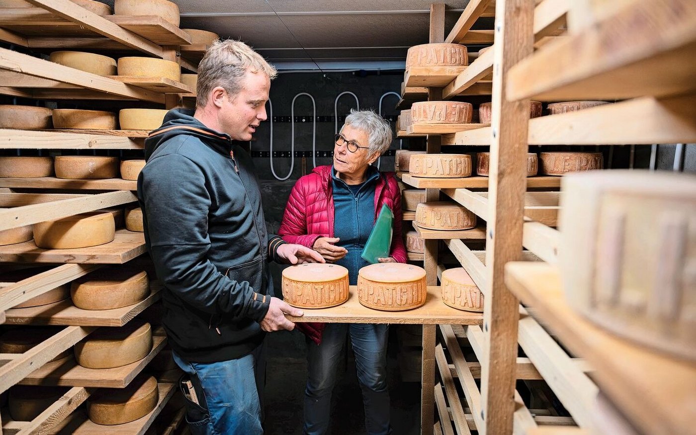 Silvia Uehlinger begutachtet den Käsekeller auf dem Betrieb von Josquin Pasquier bei Hauteville im Kanton Fribourg. Die Agronomin ist eine von drei Frauen im 33-köpfigen Expertenteam der Berghilfe.