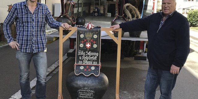 Karl Meli - Sohn des Schwingerkönigs - und Hans Sigrist beim Umzug der Ausstellungsstücke. Sigrist hatte den Ballenberg angefragt, ob Interesse an der Sammlung bestehe. (Bild zvg)