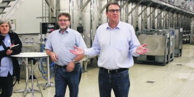 Hermann Steitz (links) und Thomas Wettach präsentierten stolz die neue Kellerei. (Bild Roland Müller)