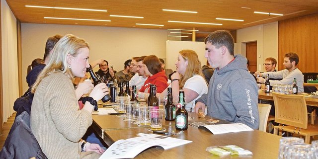 Sehen, riechen, schmecken und geniessen. Am Junglandwirte-forum lernten die Anwesenden verschiedene Biere kennen.