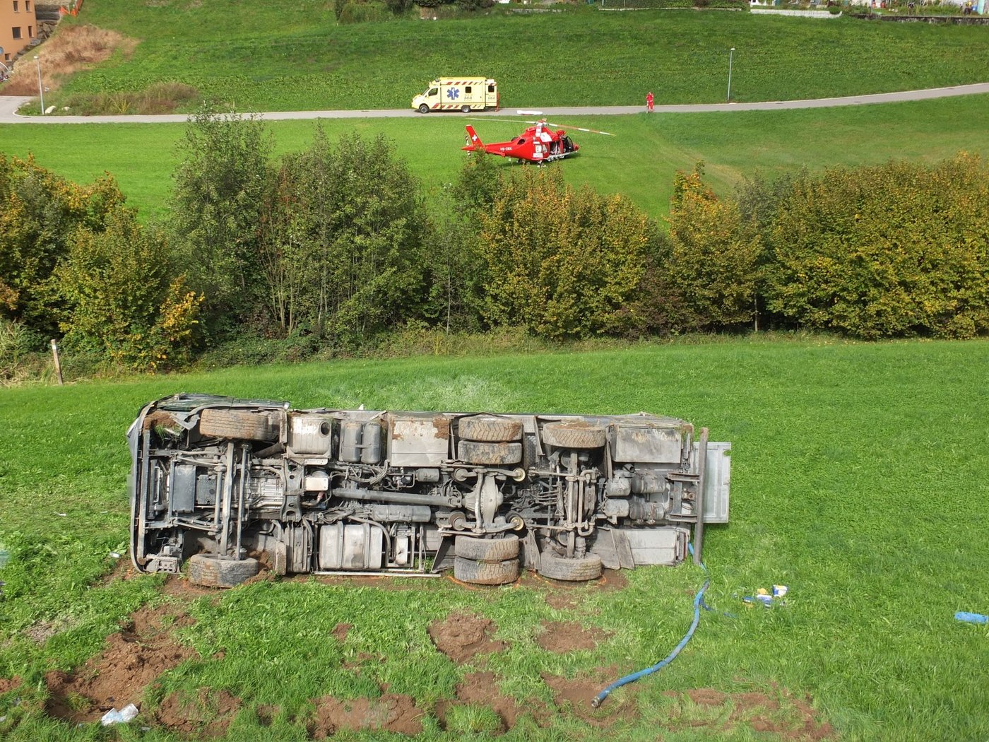 Im Vordergrund der umgekippte Lastwagen. Ein Regahelikopter brachte den verletzten Chauffeur ins Spital. (Bilder Kapo SG)